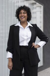 medium-shot-smiley-business-woman-posing